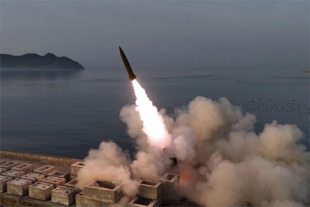北韓成功試射「火星-11RA」集束彈頭　金正恩攜愛女視察「非常滿意」