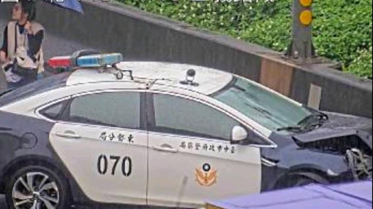 國1苗栗三義段警車自撞！　疑天雨路滑釀禍1警1嫌受傷