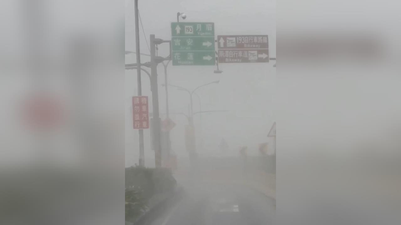 東北季風發威！　花蓮溪出海口風飛沙路都看不清