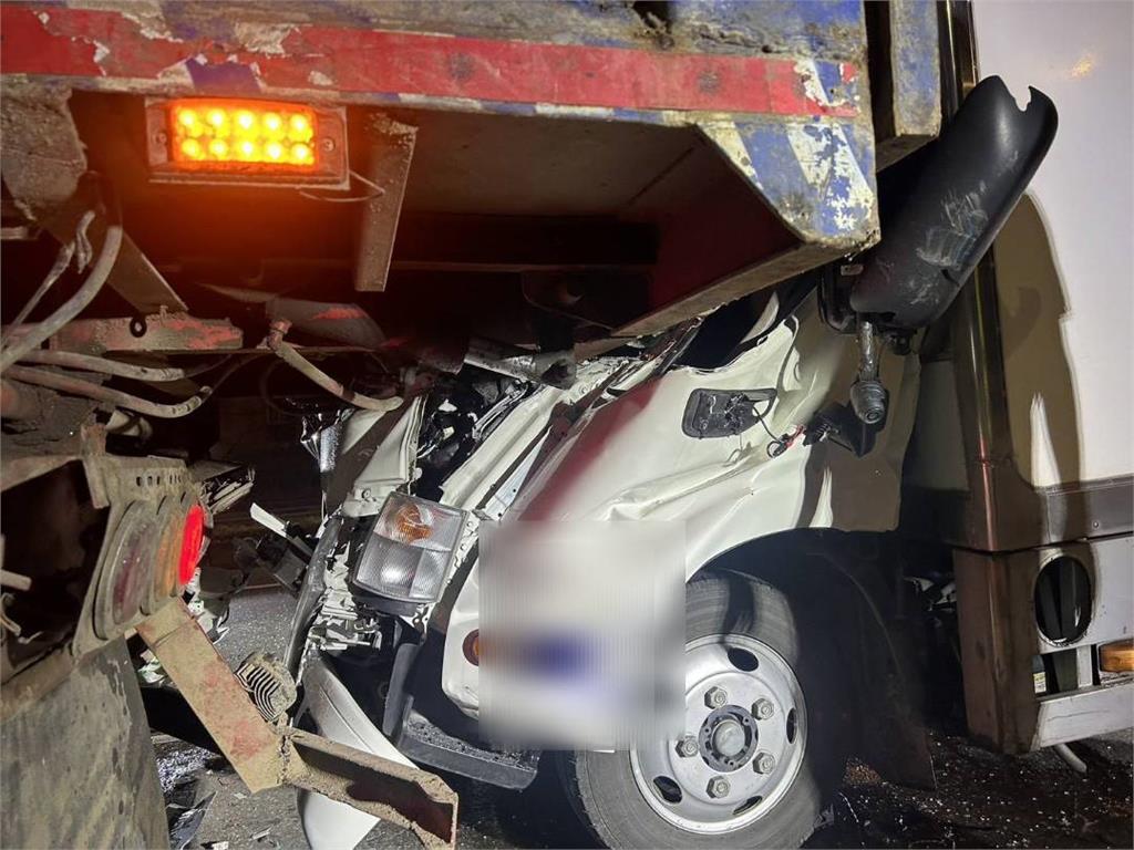 小貨車猛撞聯結車屁股　車頭慘況曝