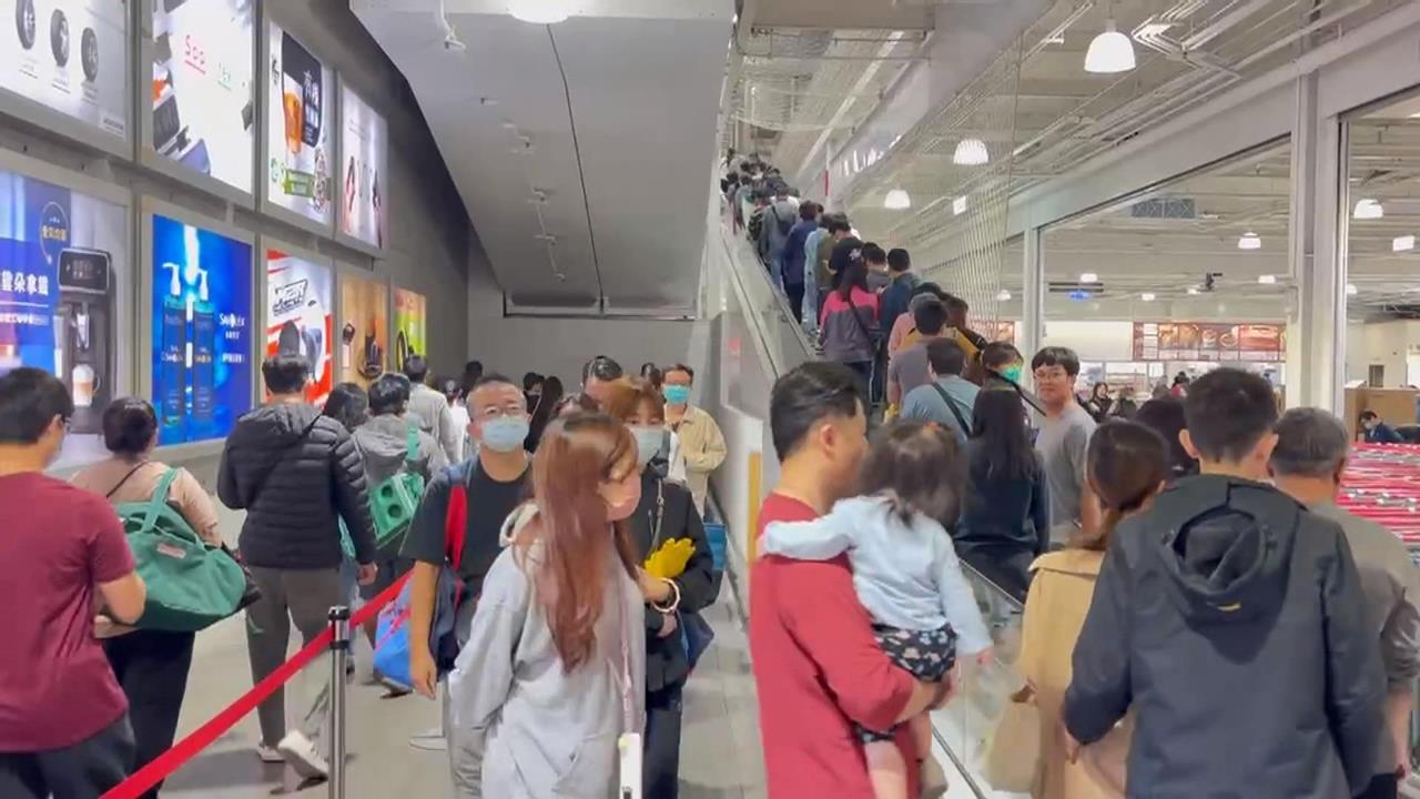 網黃美式賣場拍不雅照! 警追緝一男一女到案送辦