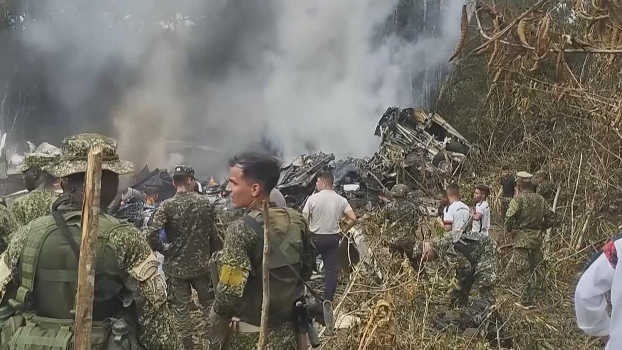 哥倫比亞軍機墜毀爆炸起火　軍方證實：已６６人罹難