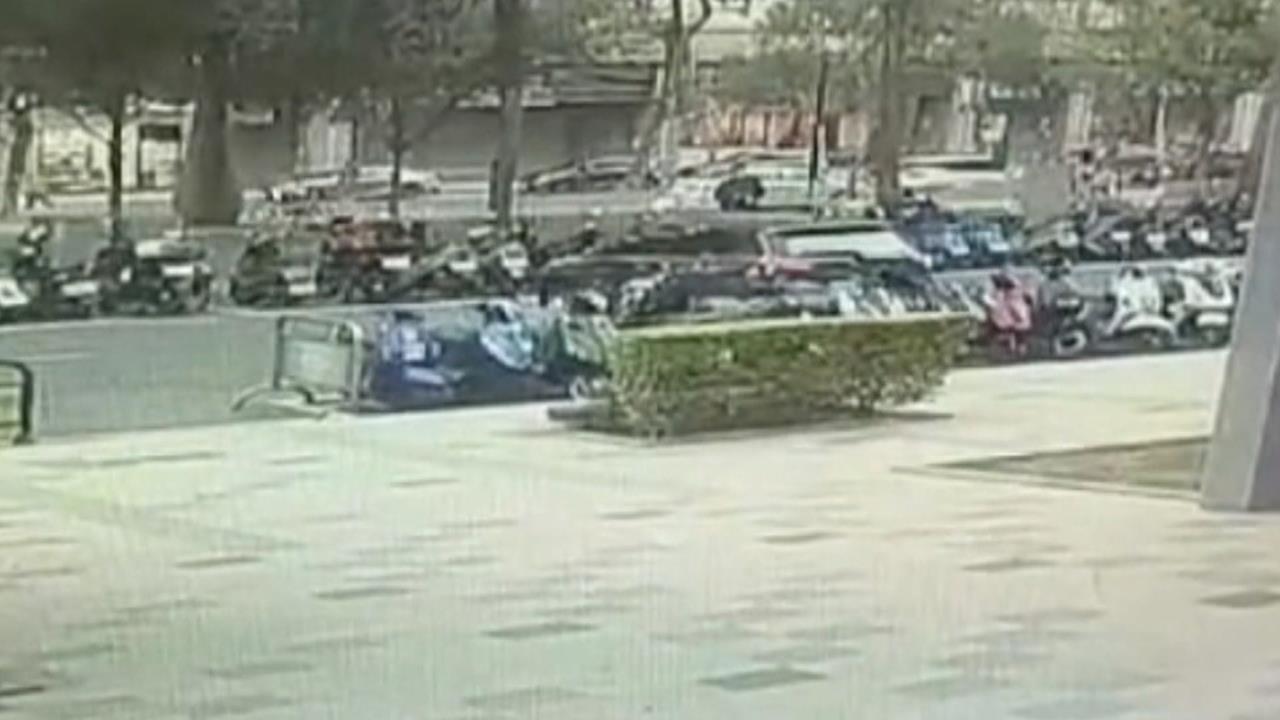 台中轎車迴轉撞倒2機車 鏡頭君全都錄揪駕駛肇逃