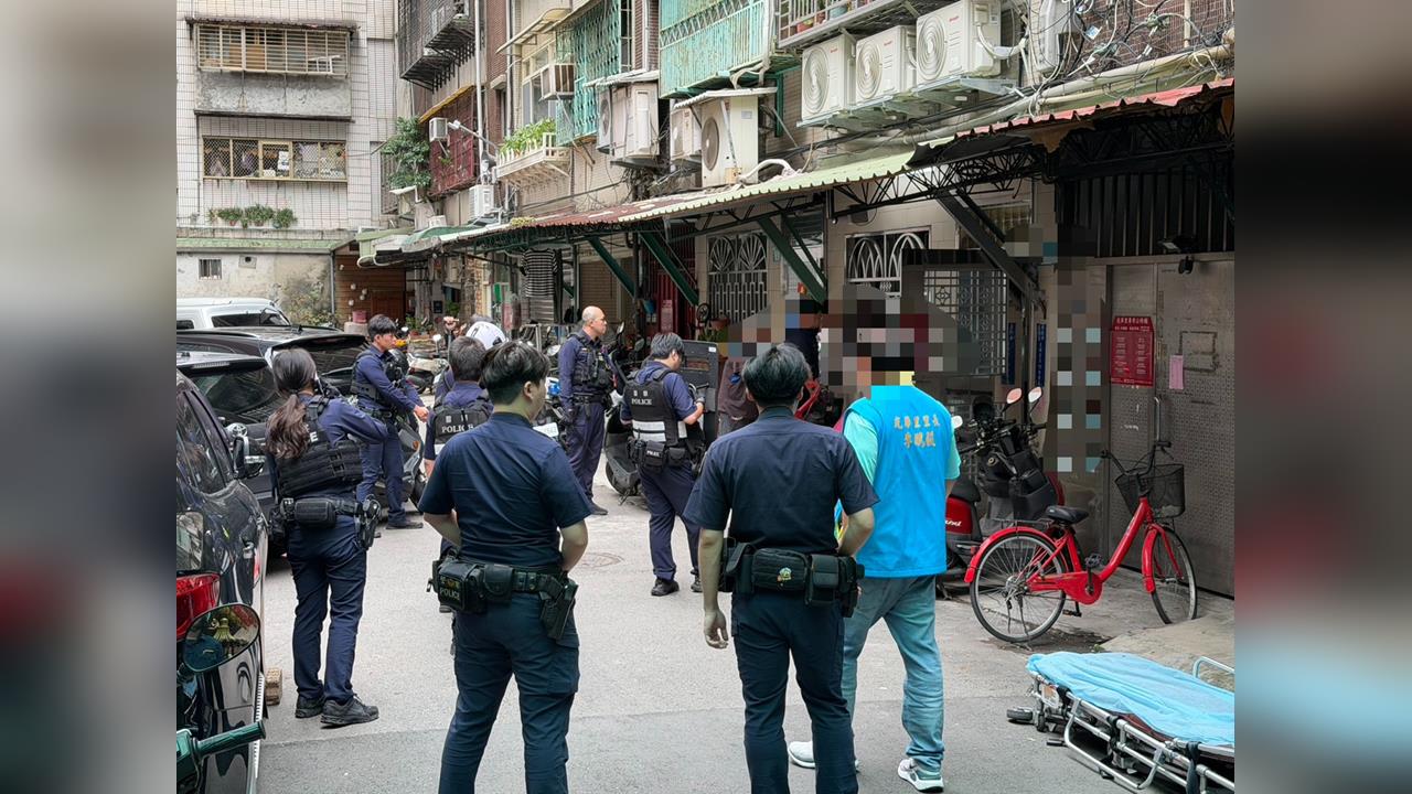 快新聞／新北蘆洲巷弄驚傳槍響！男突失控持刀做1動作　警開兩槍制止