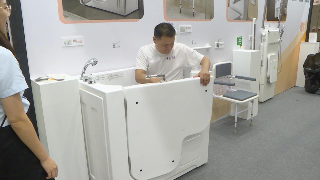 業者開發「多元浴室安全輔具」　照顧長者居家生活