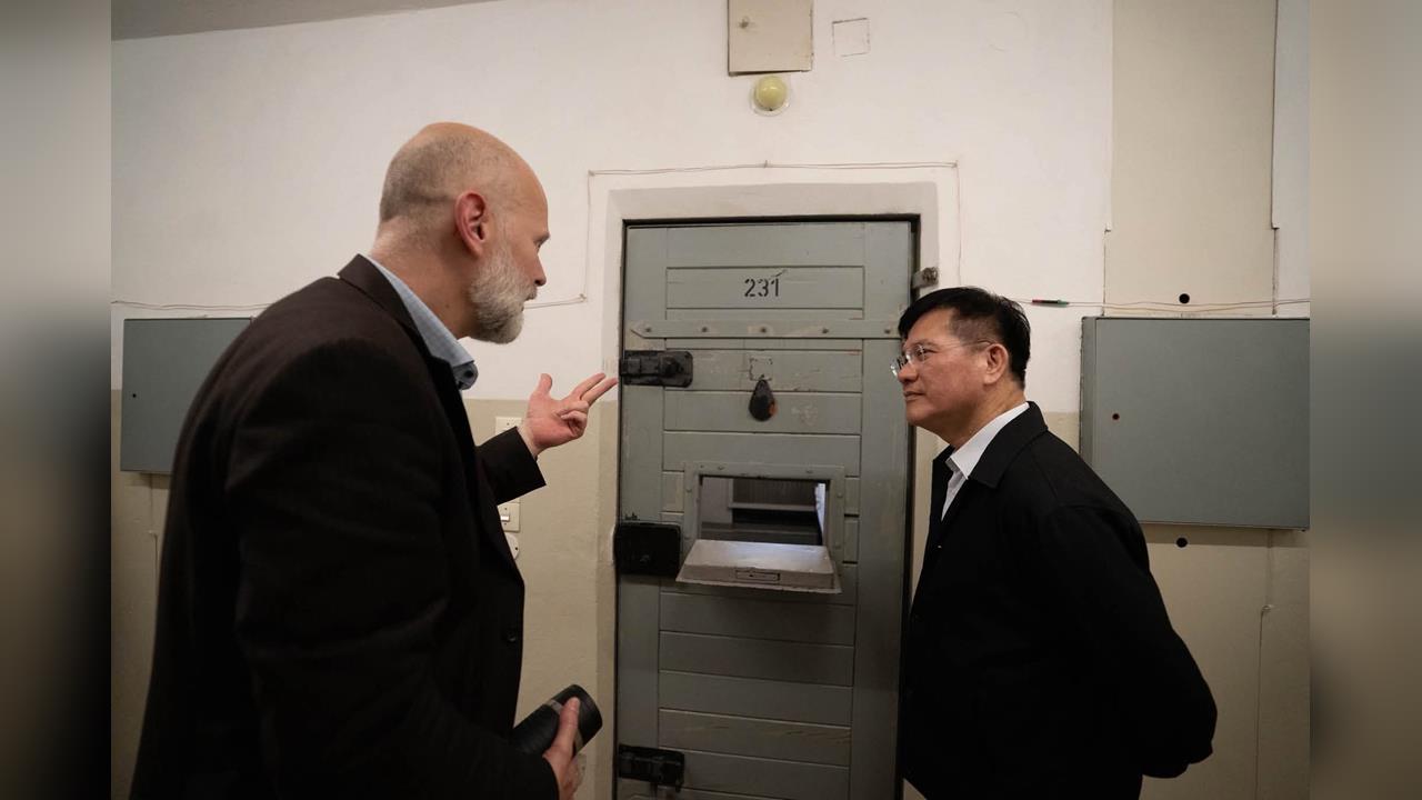 快新聞／林佳龍訪德走進史塔西黑牢！憶台灣白色恐怖　《大濛》成交流焦點