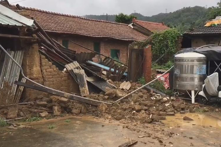 一夜豪雨破百公釐 中台灣路塌屋垮