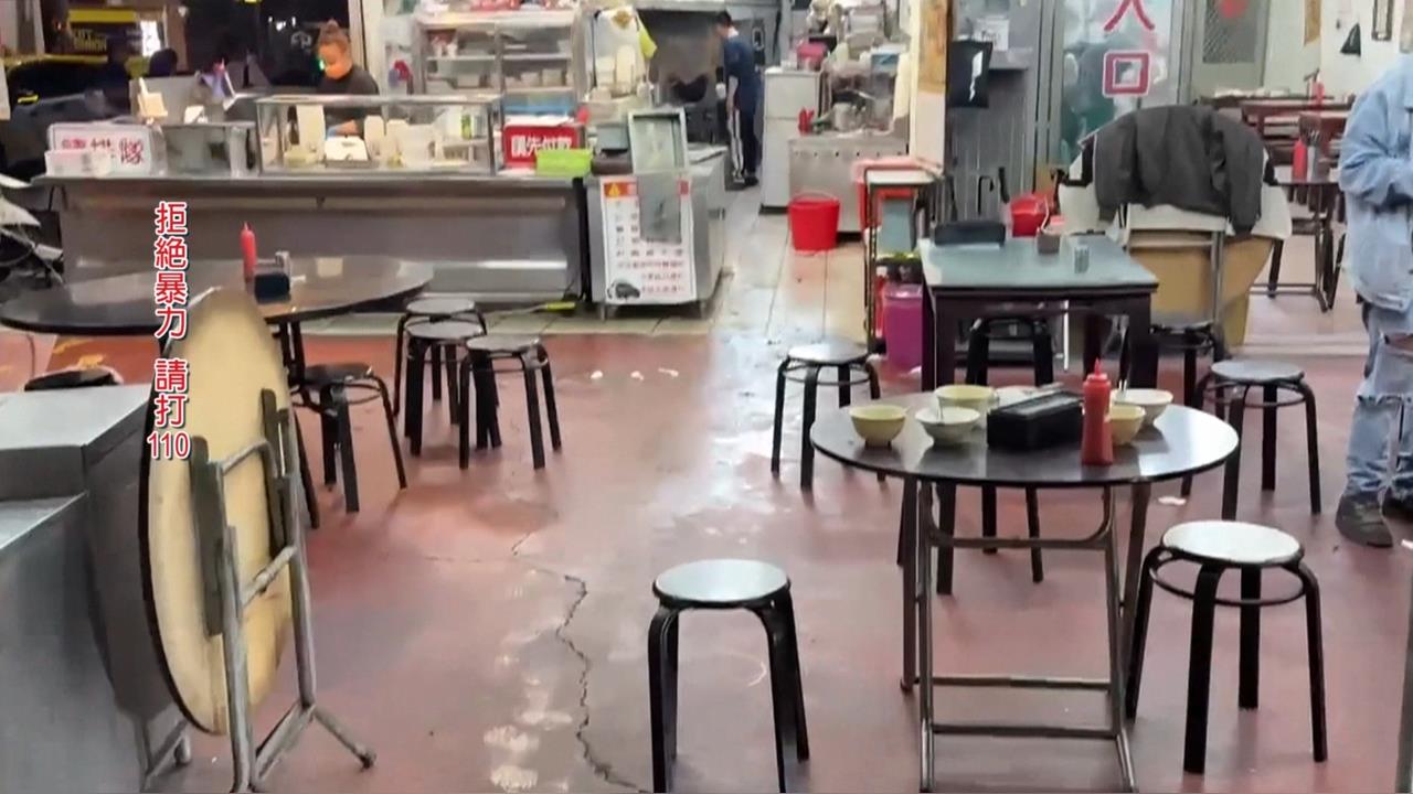 群毆打進餐廳！　惡煞拿椅子砸人　警拔槍威嚇