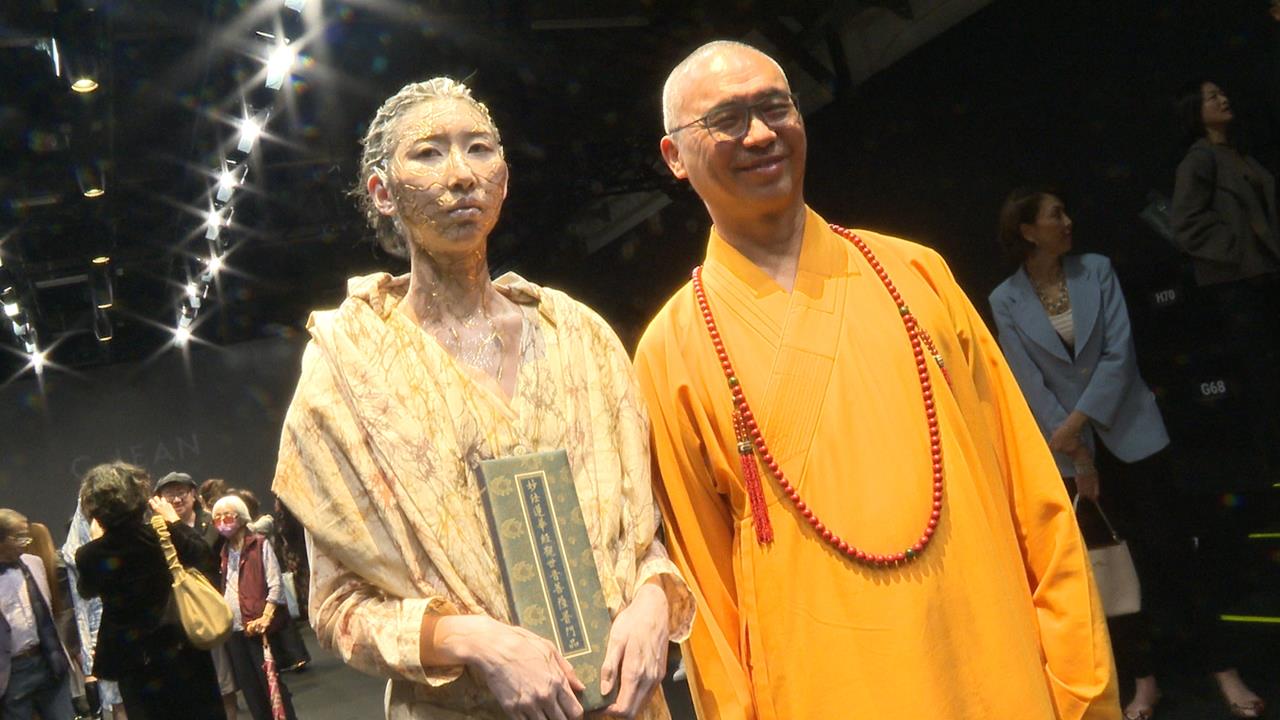 佛教與時尚結合！　台北時裝週現「僧人+普門品佛經」