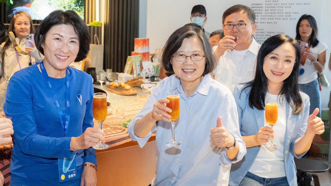 饒慶鈴被攤商叫「縣長妹妹」超開心！小英一旁「冷噴1句」他抖爆：我不敢