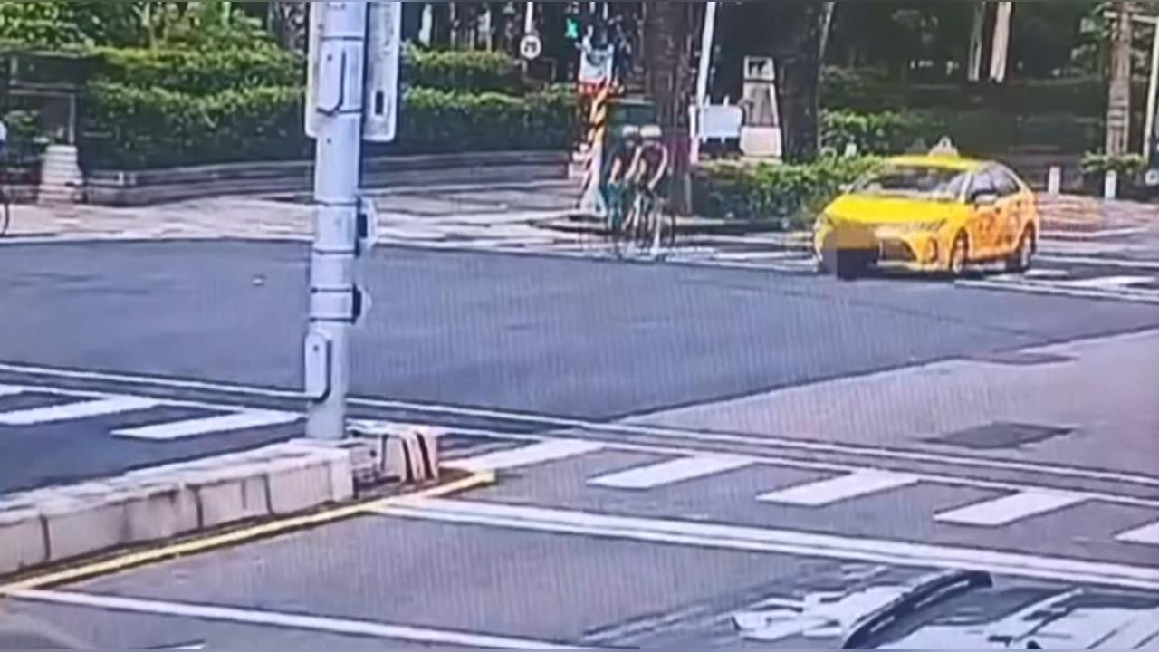 單車騎士、小黃運將衝突！　「沿路狂吵500公尺」後方堵一團