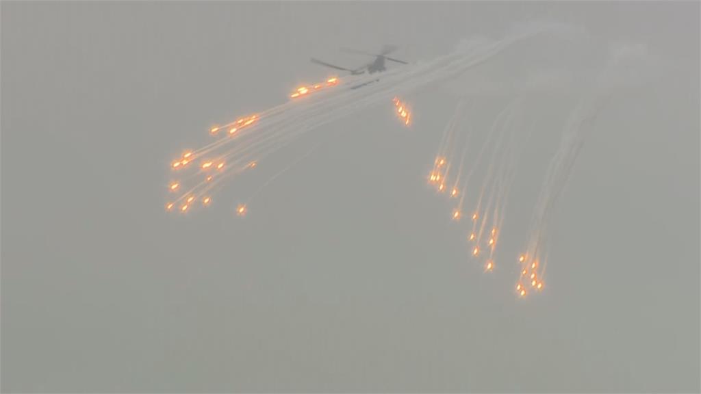 陸軍航特部「神鷹操演」　橘紅色熱焰彈劃破天際