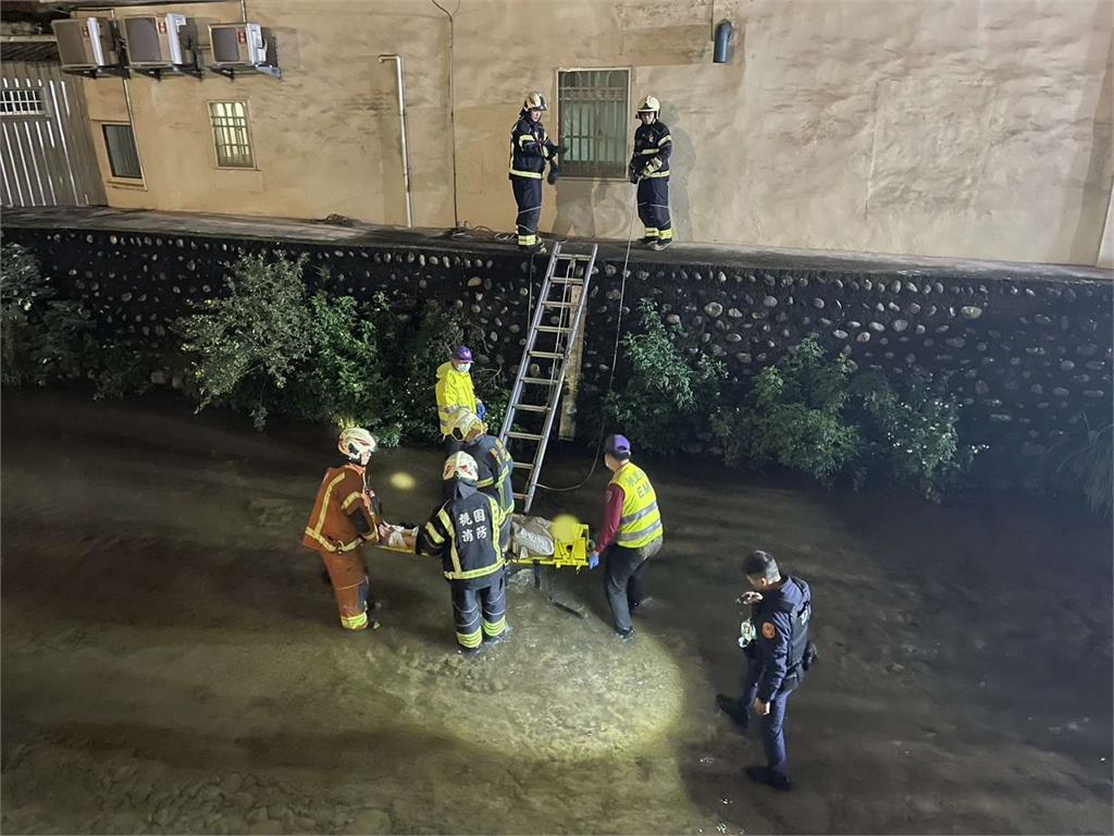 驚險！女重心不穩摔3米深河堤 警消合力救援