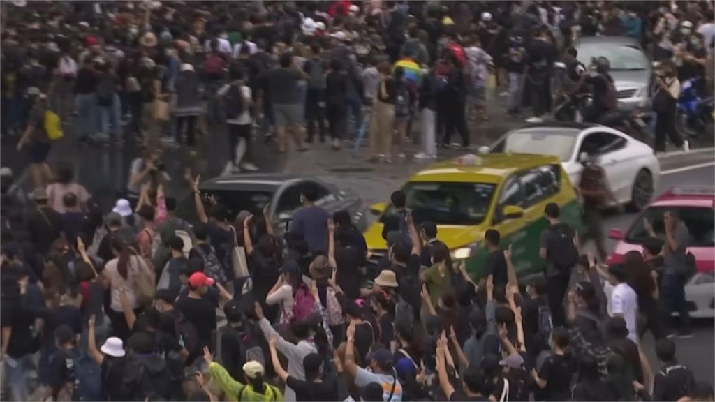 泰國改革皇室 反政府示威示威者遍地開花 幸和平落幕！