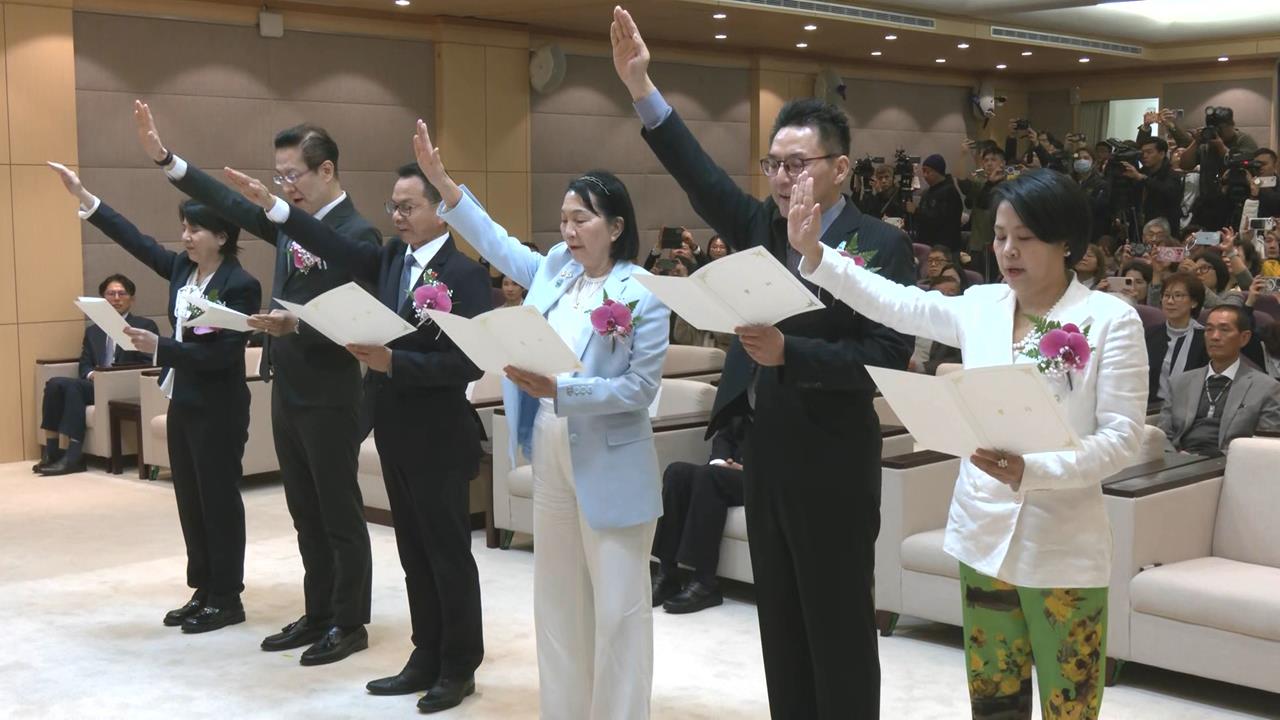 李貞秀拿出「返中機票」自清　嗆內政部「退中籍表」　自己申請看看