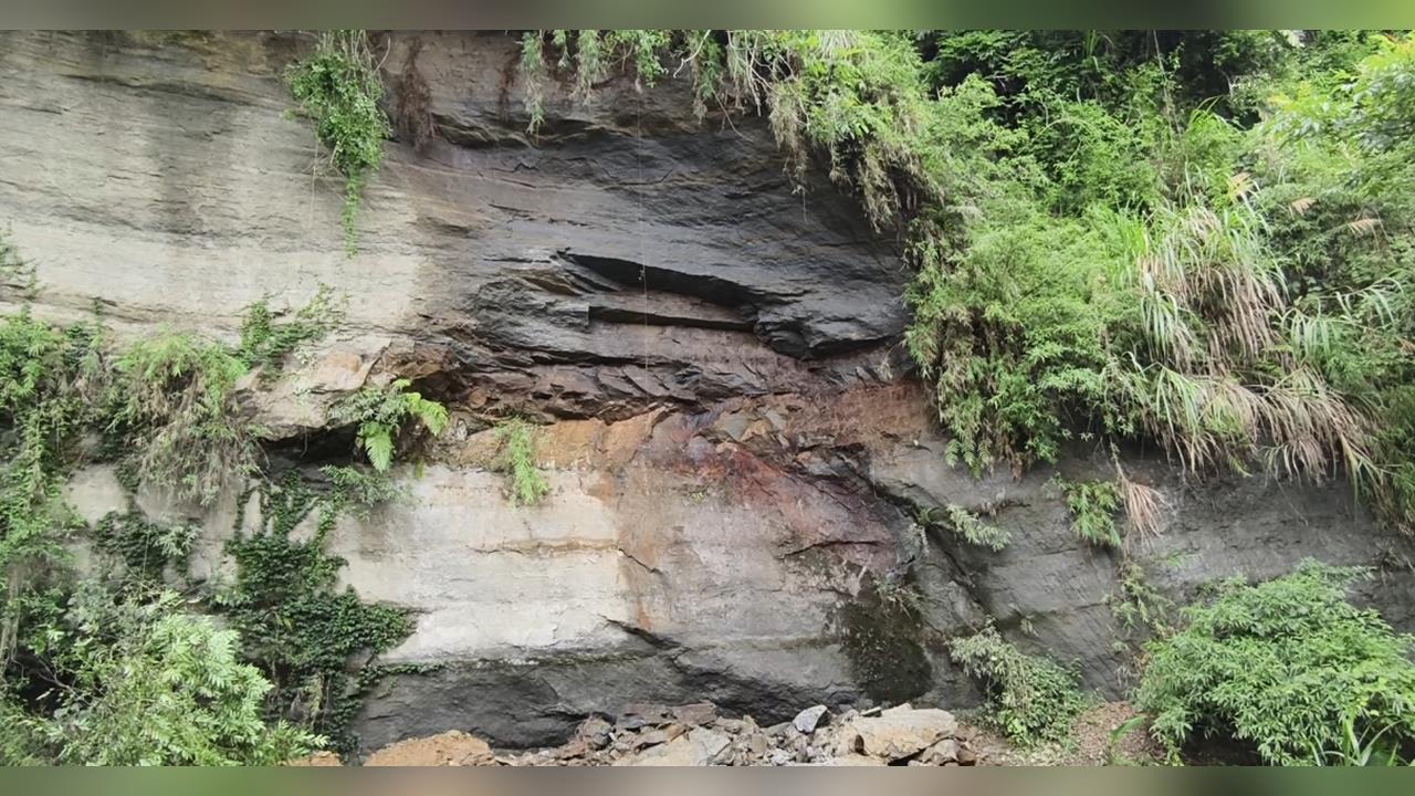 驚天巨響「四層樓高」山壁崩塌　草莓園主人憂成堰塞湖