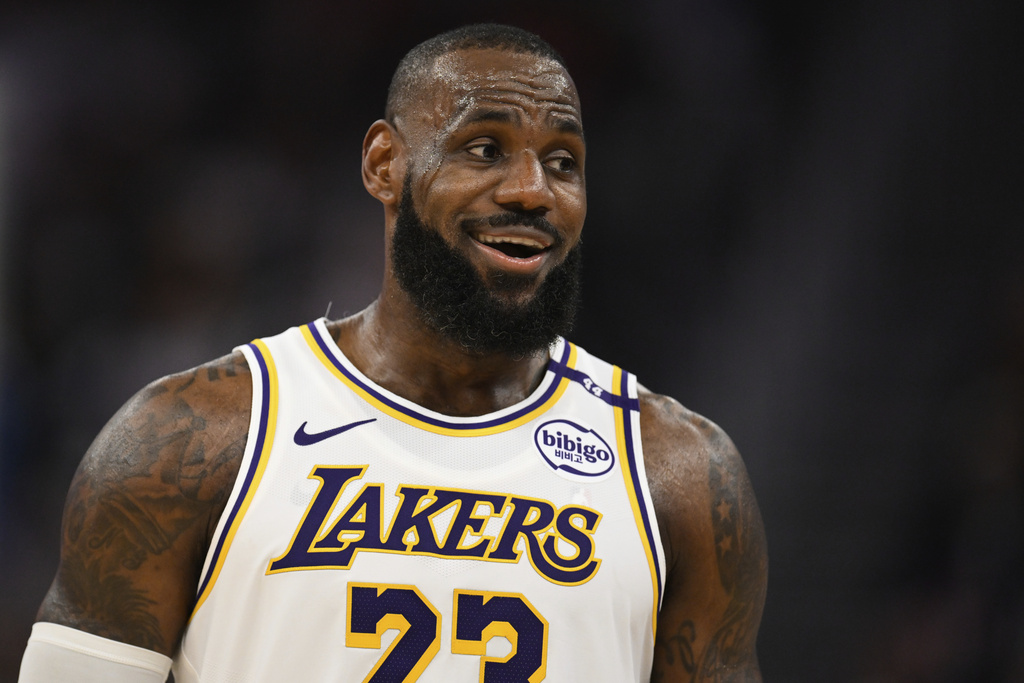 NBA／詹皇40歲生日快樂！　「皇之子」帶頭領菜鳥們一同歡唱切蛋糕