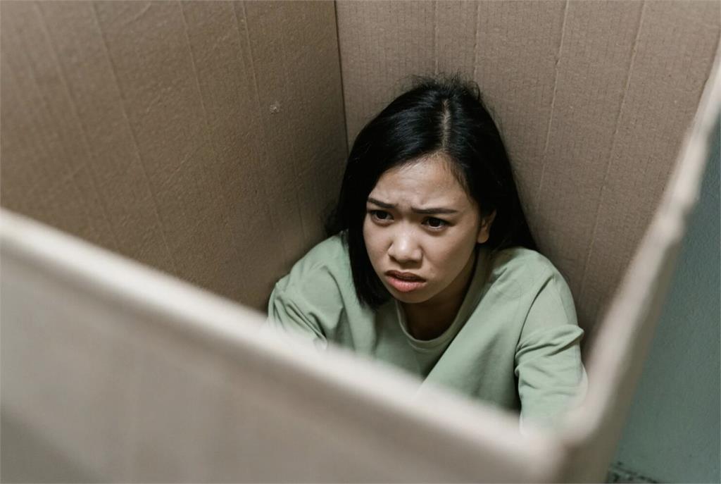 「一聽捷運關門聲就癱軟…」   妙齡女工程師竟是恐慌症