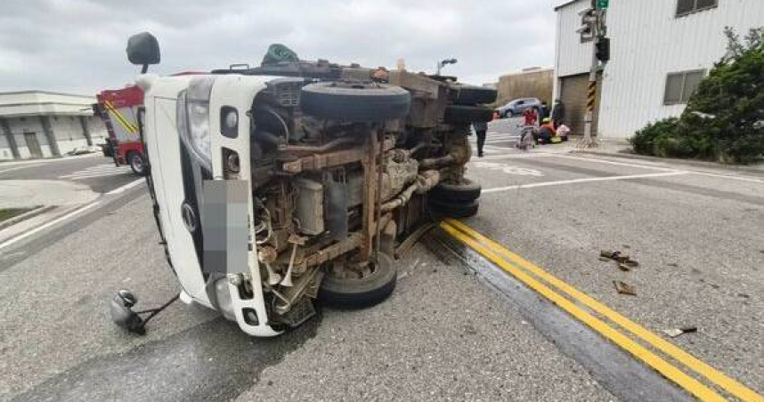 馬公路口驚險翻車！小客車對撞小貨車　2名駕駛受傷送醫