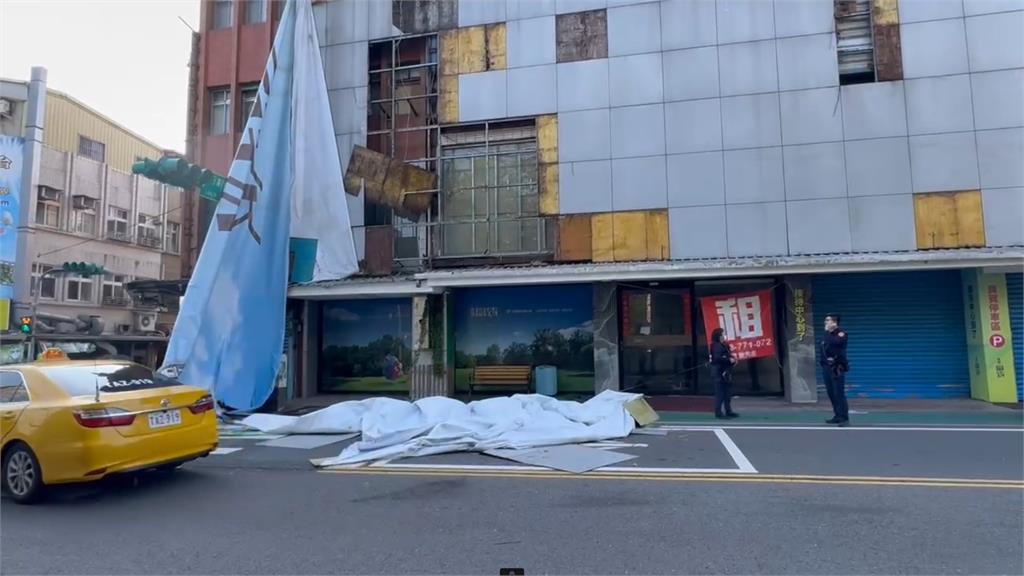 快新聞／風好大！宜蘭8級強陣風吹落大型帆布　附近民眾嚇一跳：好大一聲「劈啪」