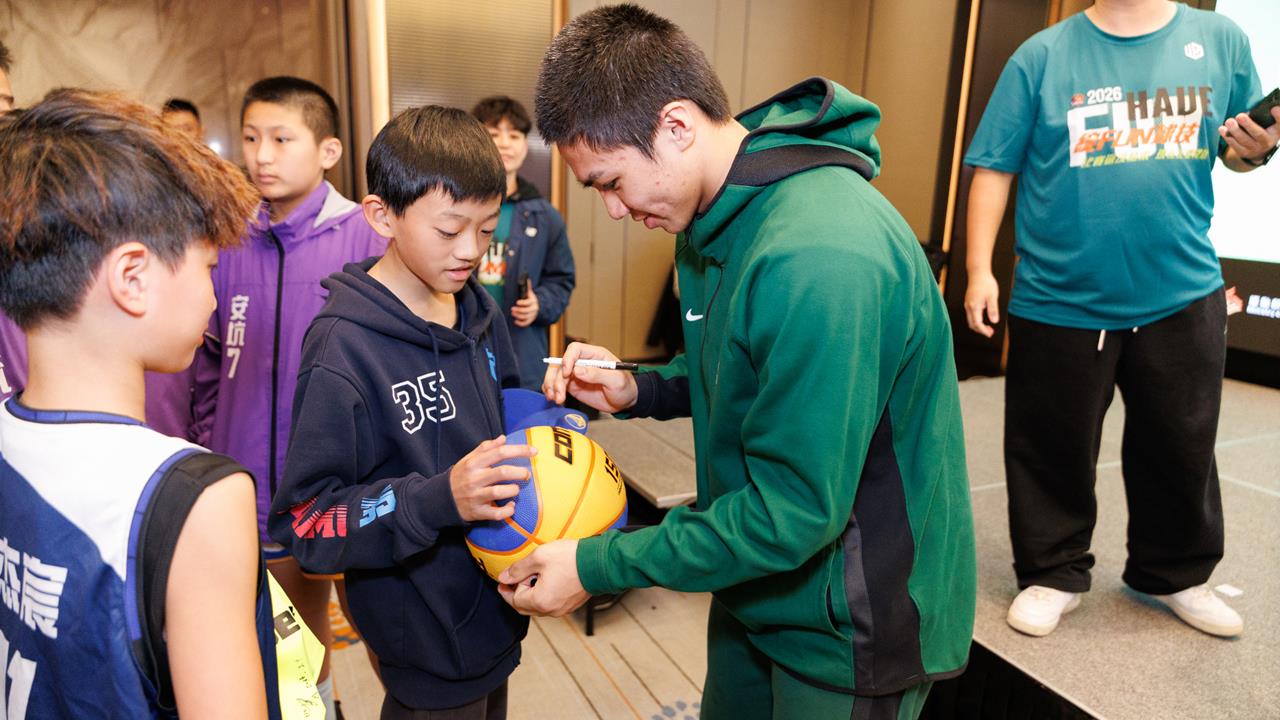 HBL(影)／拚衛冕前先鼓勵幼苗！松山隊長劉廷寬替小學聯賽站台、大方送簽名球