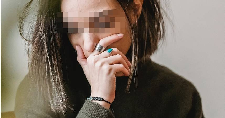婦人走景觀橋摔倒骨折…怒告餐廳求償61萬　法官：不專心走路承擔一半責任