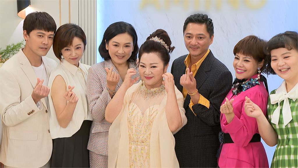 本色出演！白冰冰客串八點檔大戲演自己　演員招牌「歡迎儀式」相迎氣氛嗨