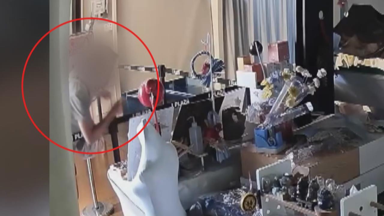 台中一中商圈"鴛鴦大盜" 偷"整盤飾品"行竊過程曝光