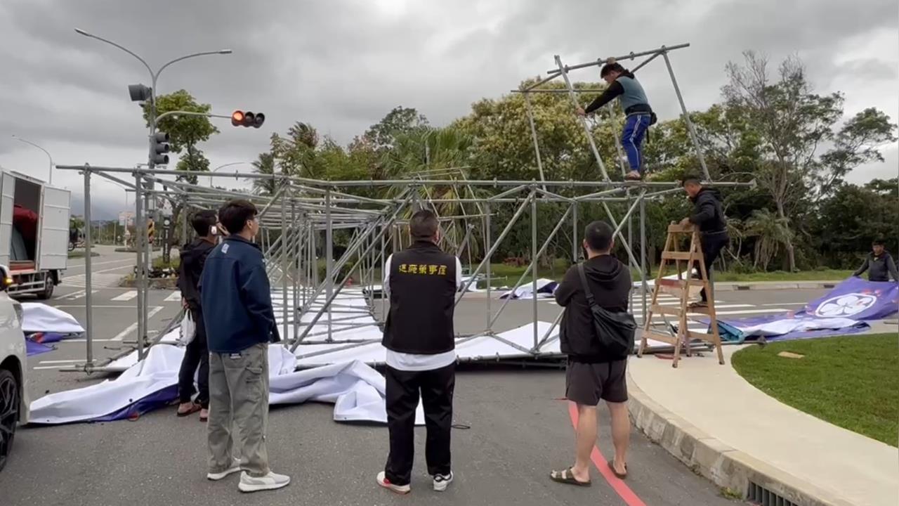 快新聞／旋風太強？「姐姐」謝金燕明晚台東開唱　活動看板今遭吹倒