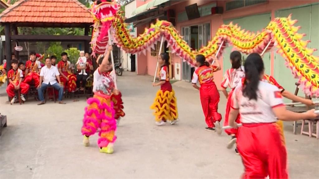 落實男女平等！越南女性投入舞龍舞獅表演