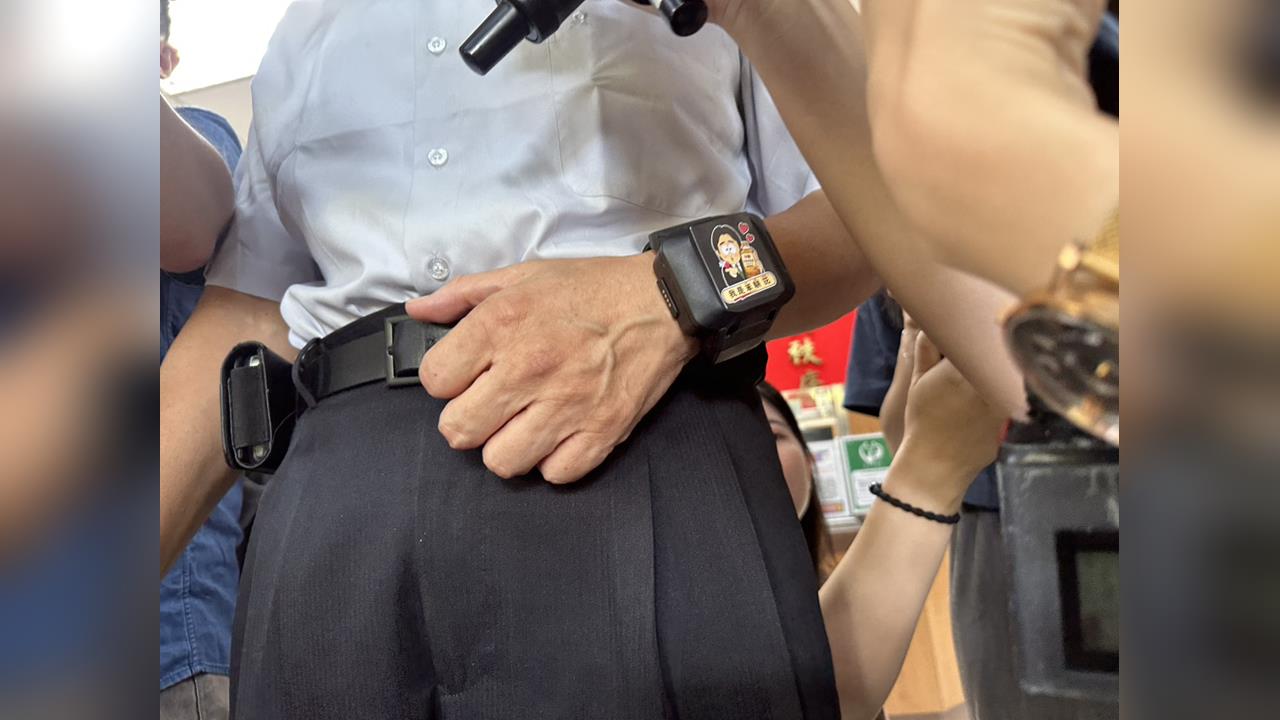 快新聞／柯文哲走出警局了！戴「電子手環貼1圖案」喊：下次看有沒有項圈？