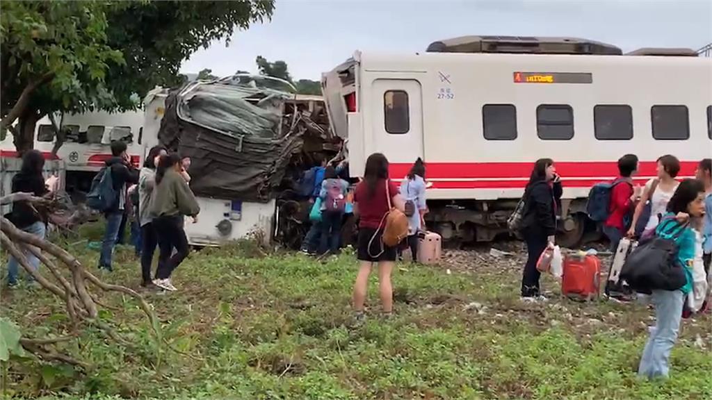 台鐵往花蓮<em>普悠瑪</em>出軌 5節車廂翻覆