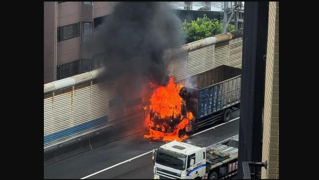 快新聞／國2東向南桃園段「大貨車起火」車頭被火焰覆蓋　車流回堵5k