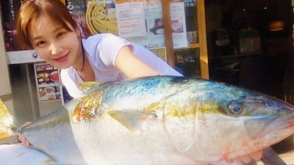 市場「最美魚販」名校背景超驚人　魚店成排隊聖地全為看她殺魚！
