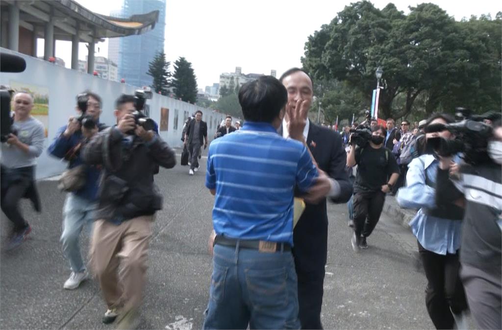 快新聞／孫中山逝世100周年　朱立倫獻花遭嗆「下台、3次大選都輸」