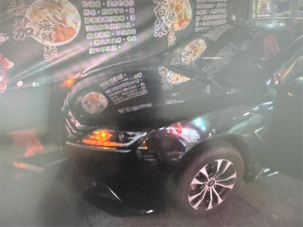 男駕車「血糖低」暴衝撞進店家　行人急跳開躲過一劫
