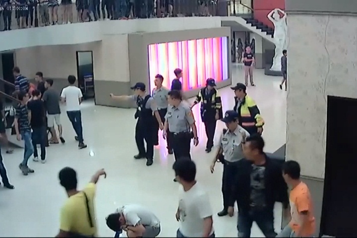 KTV變格鬥場  50人打成一團