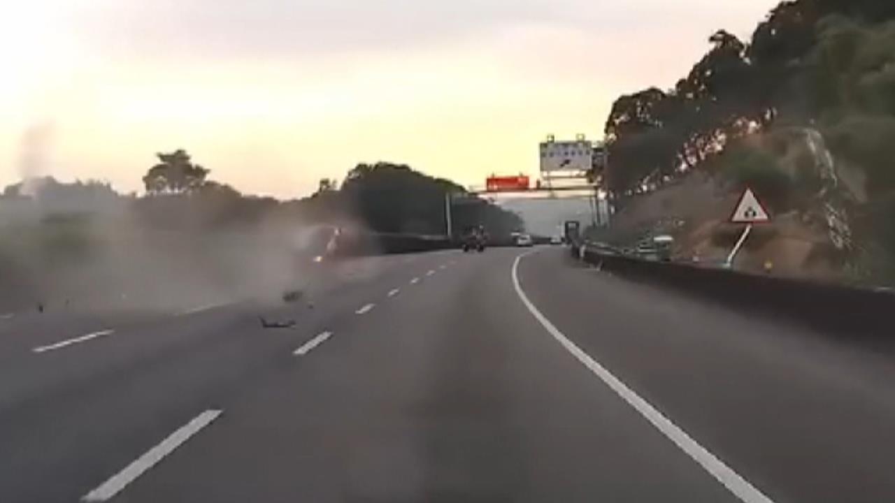 國道失控自撞護欄！　轎車翻滾３圈　車頭全毀、輪胎飛出
