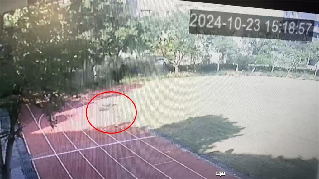強風襲擊　竹南大同高中操場PU跑道被吹掀　停車格機車倒一排