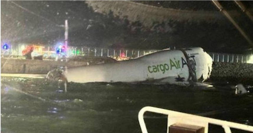阿聯酋貨機在香港機場衝出跑道墜海 2人死亡