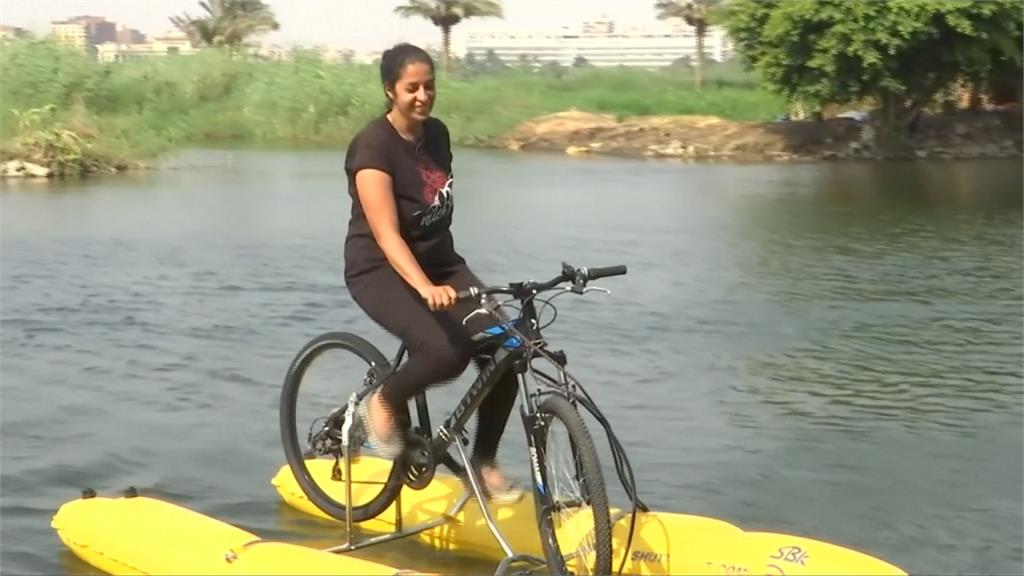 尼羅河上新興休閒活動 水上腳踏車正夯