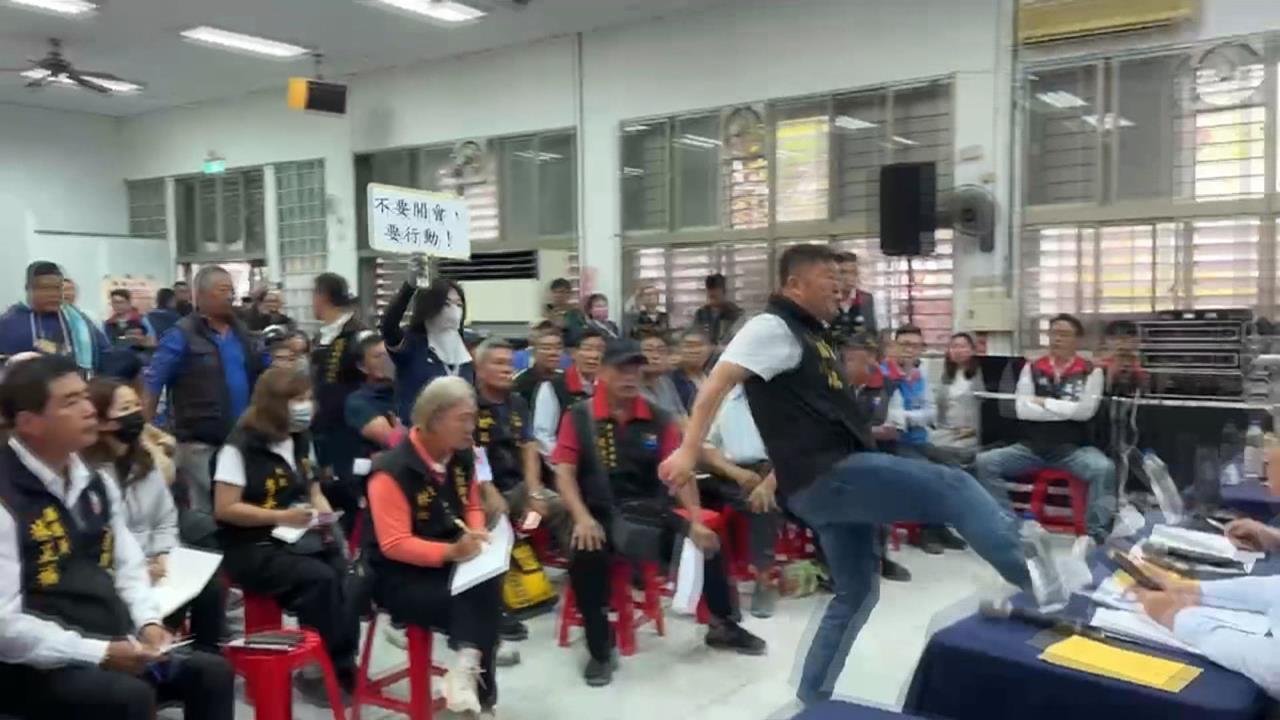 張峻開踹讓「傅崐萁傻眼定格」！沈柏洋聲援喊：他才是賣花蓮的現行犯