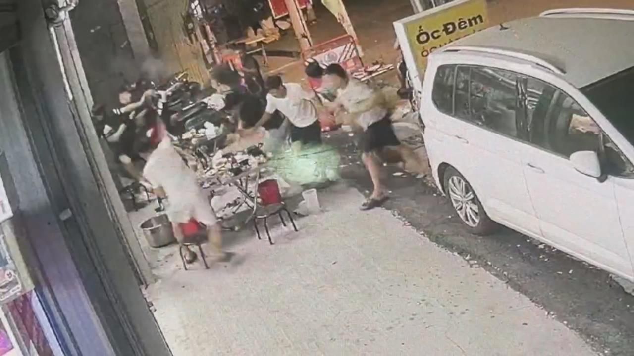酒瓶齊飛！高雄小吃店十人大亂鬥　越籍移工「敬酒問題」開打已逮６嫌