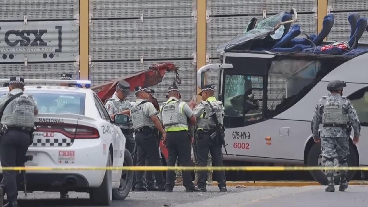 墨西哥貨運列車撞上雙層巴士　至少10死逾60傷　撞擊畫面曝光！