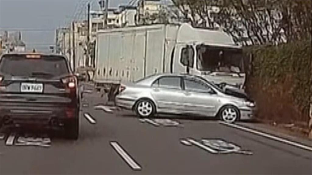 彰化機車「鬼切」內側車道　大貨車閃避衝對向車道釀4傷