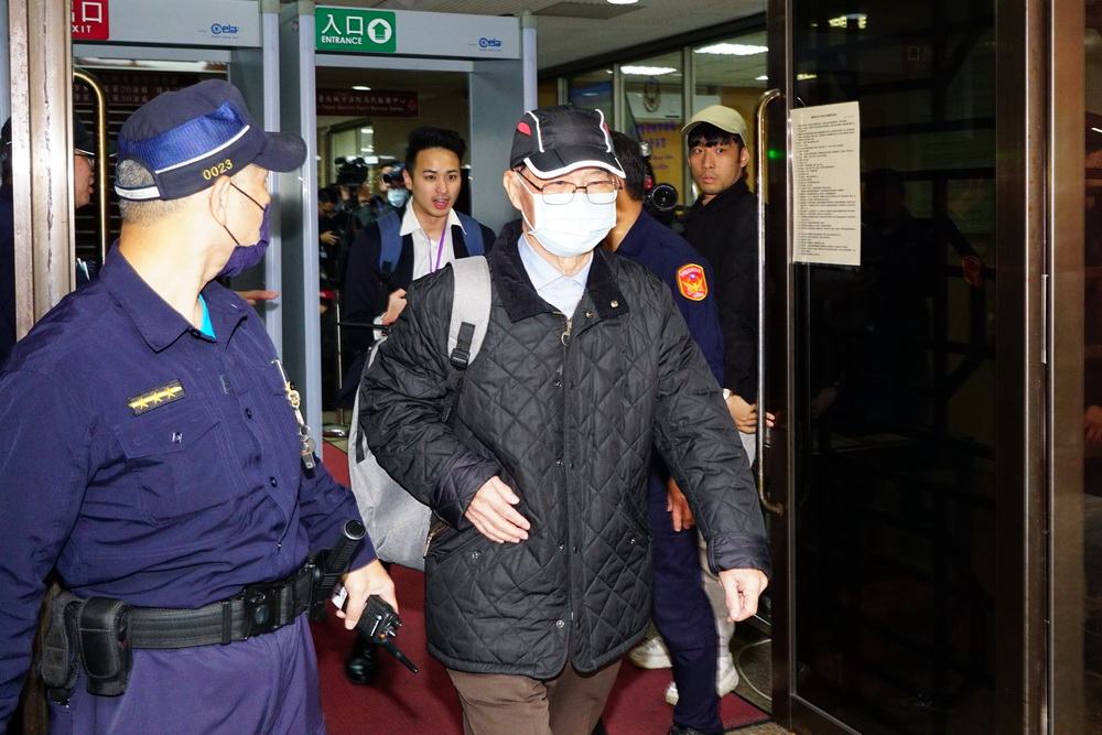 彭振聲喪妻出庭崩潰庭期延到9月2日 沈慶京裝電子腳鐐完成辦保返家