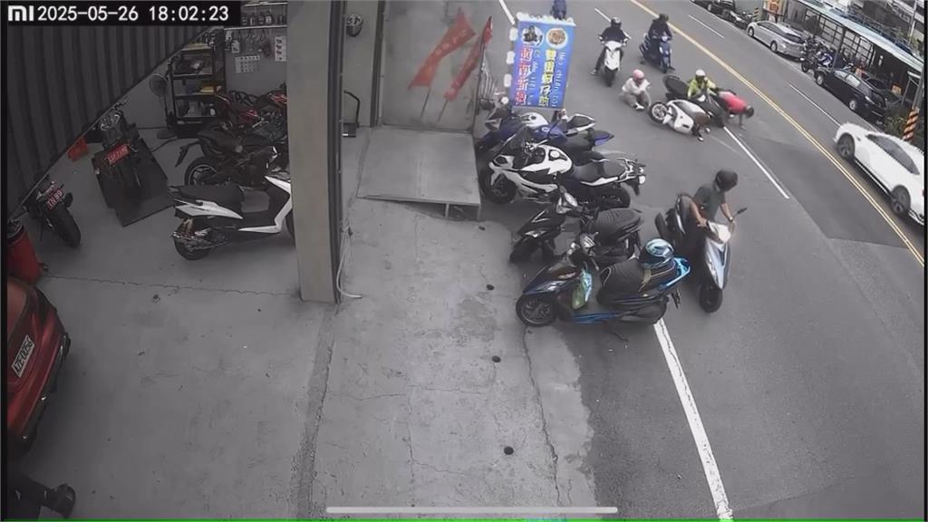 鬼切害後面三機車撞車　騎士看一眼...竟直接騎走
