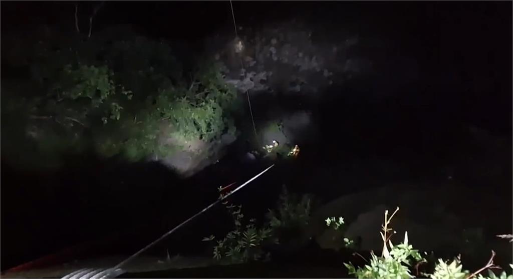 命大! 阿里山公路騎士撞護欄"摔50米溪谷"肢體受傷