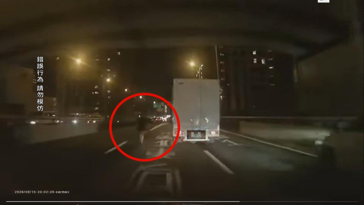 驚險！黑衣女子穿梭高架橋車道中　駕駛嚇壞急閃避