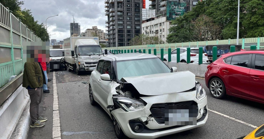 建國高架4車連撞　小貨車煞車不及釀2次追撞